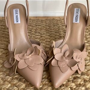 Steve Madden Knowing Slingback. Tan. Petal Appliqué. Size 9